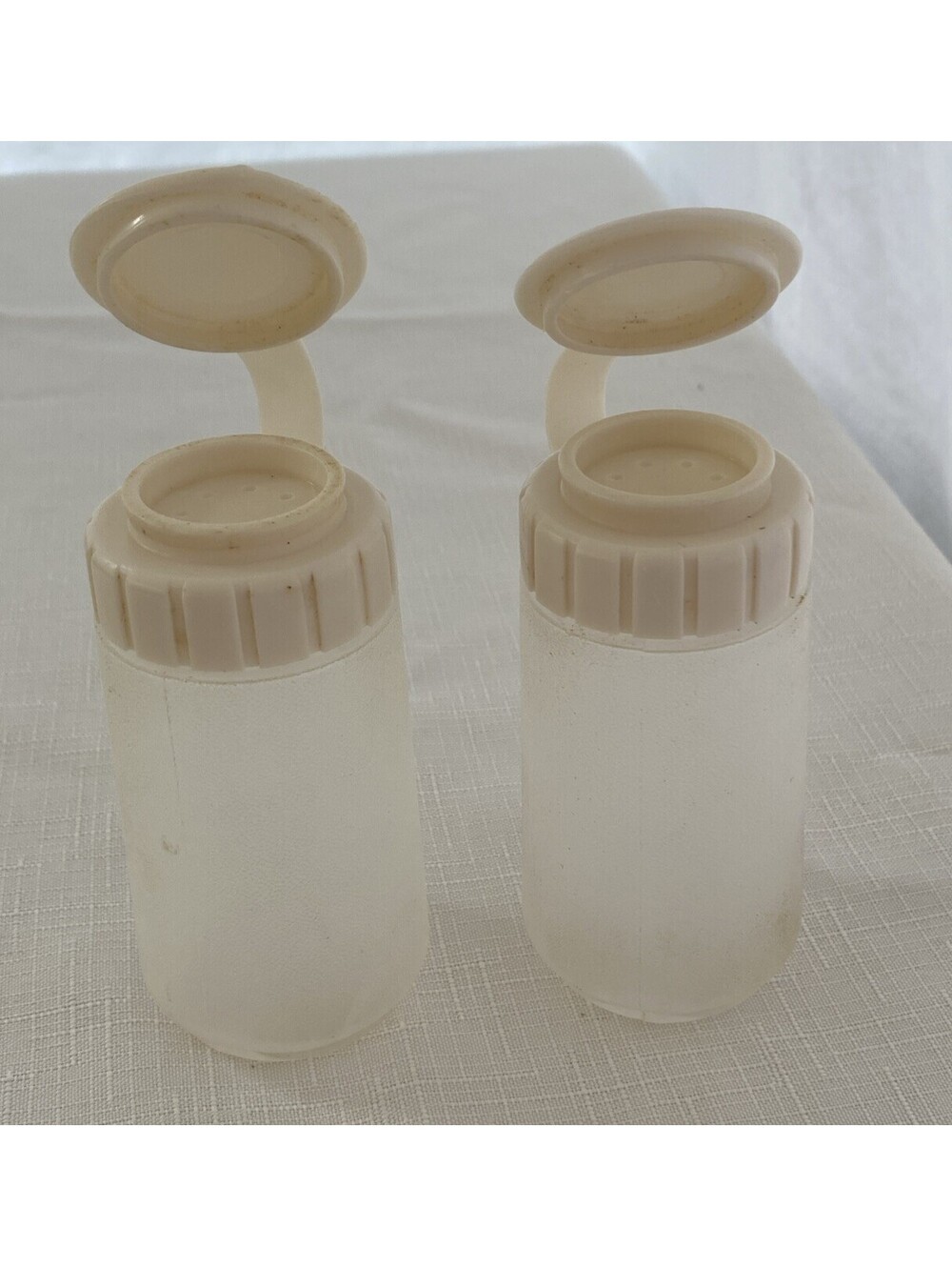 Vintage Rubbermaid Salt & Pepper Shaker Set - 4 oz Beige Lids Clear Plastic 0479